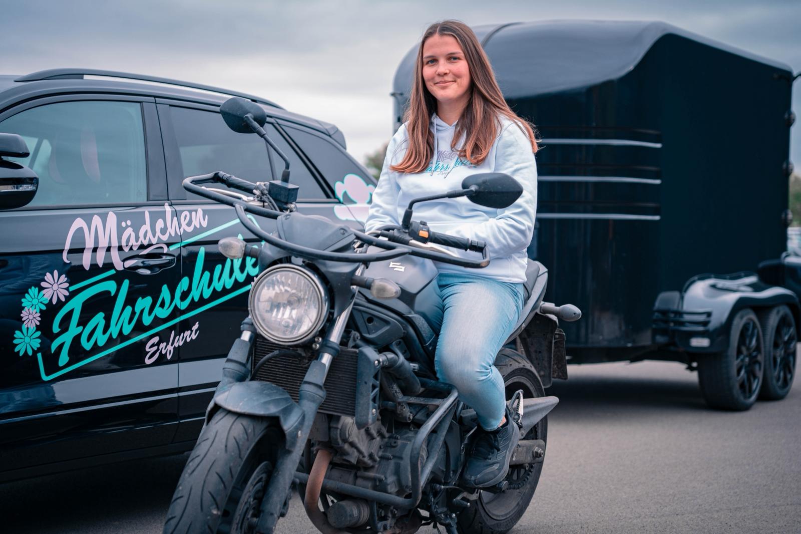 Fahrschulmotorrad mit Lehrerin