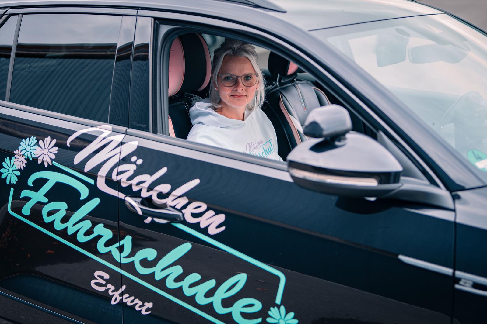 Fahrschulauto mit Lehrerin